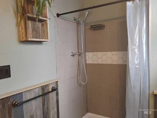 bathroom featuring tiled shower