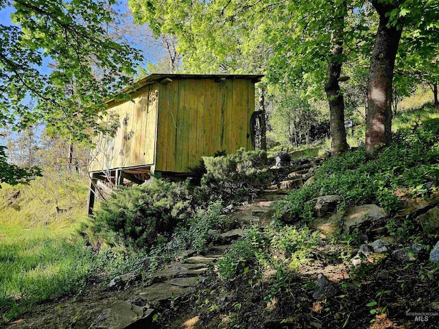 view of outdoor structure featuring an outbuilding