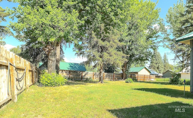 view of yard featuring a fenced backyard