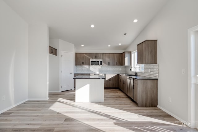 1457 W Bass River Dr, Meridian, ID 83642 - kitchen with stainless steel appliances, a sink, a center island, decorative backsplash, and recessed lighting