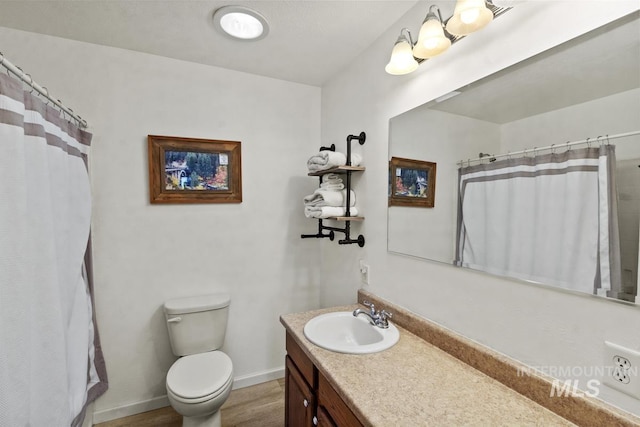 114 Par Dr, Cascade, ID 83611 - full bathroom featuring vanity, toilet, a shower with curtain, and wood finished floors