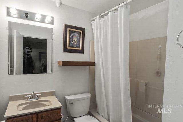 114 Par Dr, Cascade, ID 83611 - bathroom with vanity, toilet, and shower / bath combination with curtain