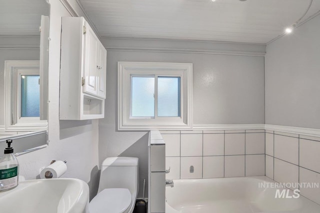712 Yakima Ave, Filer, ID 83328 - full bath featuring a bath, toilet, and crown molding