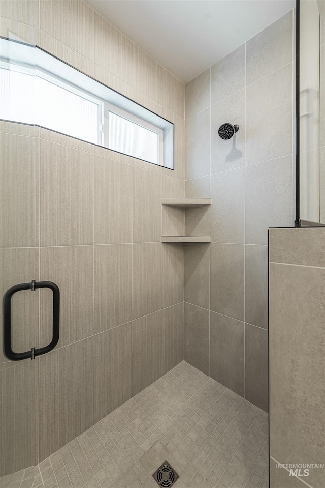 bathroom featuring a tile shower