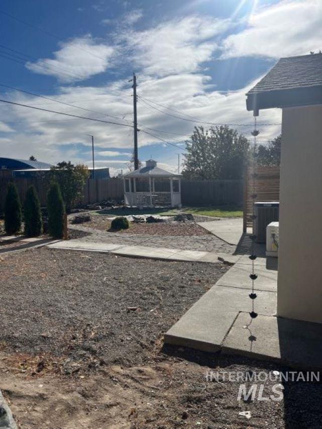 view of yard featuring a patio