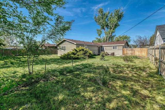 view of yard featuring a fenced backyard