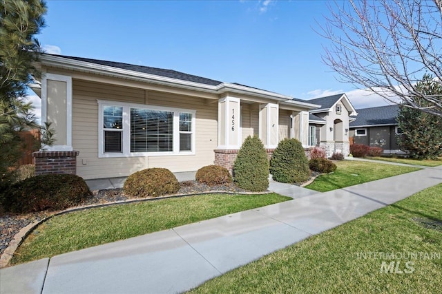 view of front of property featuring a front lawn