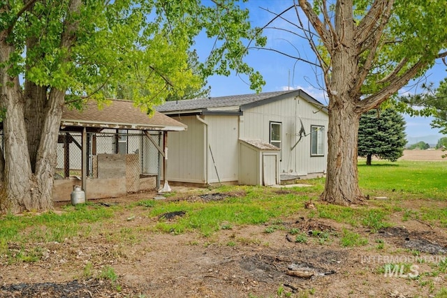 exterior space featuring a shingled roof
