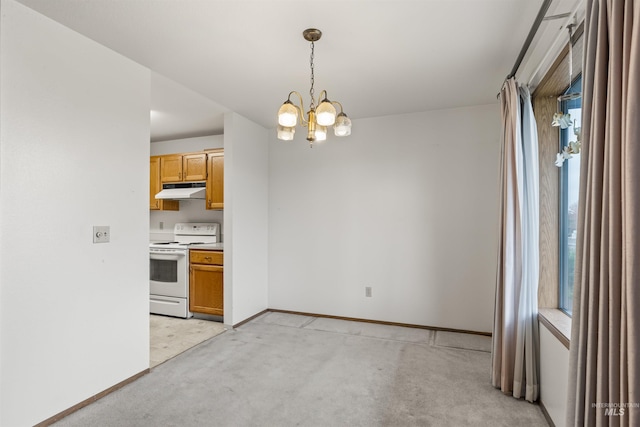 interior space with a chandelier, light colored carpet, under cabinet range hood, electric range, and baseboards