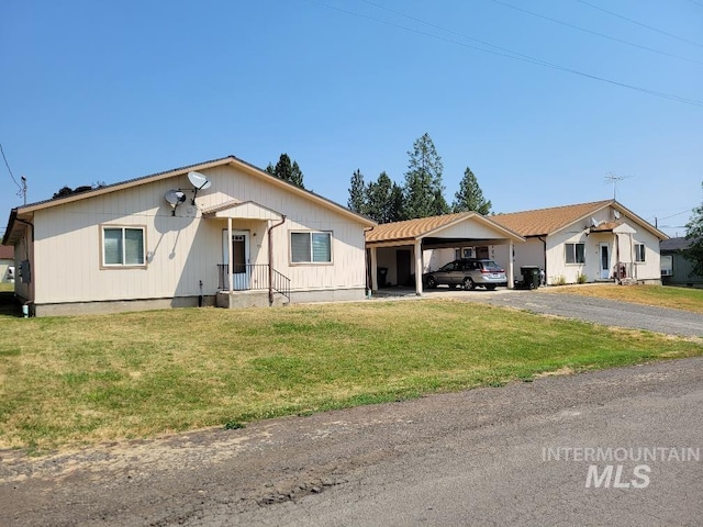 view of front of home featuring a front yard and a carport