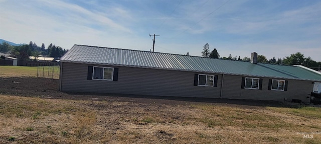 view of side of property featuring a lawn