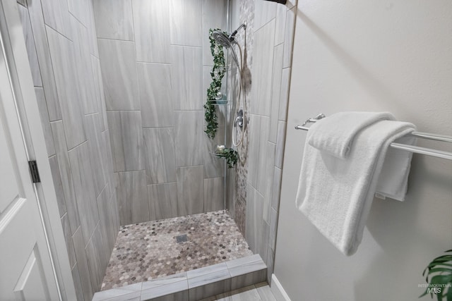 bathroom featuring tiled shower