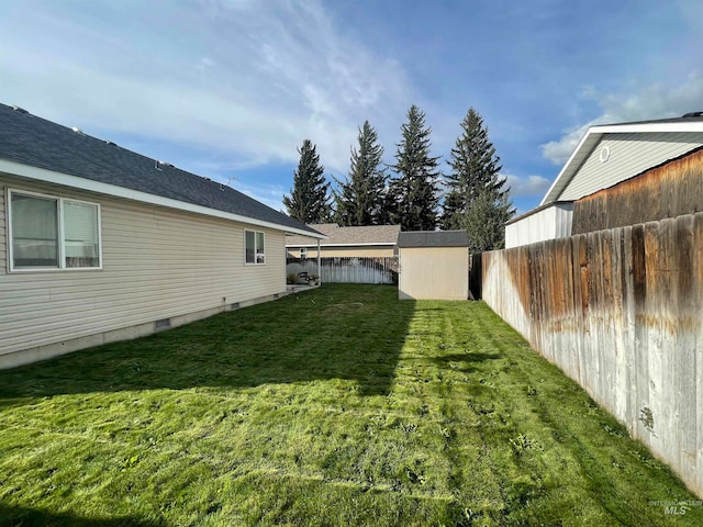 view of yard featuring a storage unit