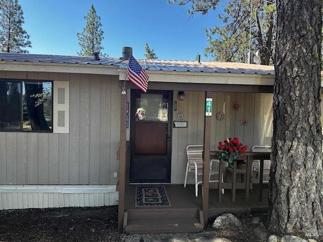 property entrance featuring a porch