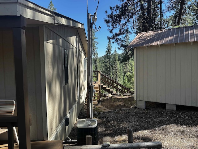 view of yard featuring cooling unit and a storage shed