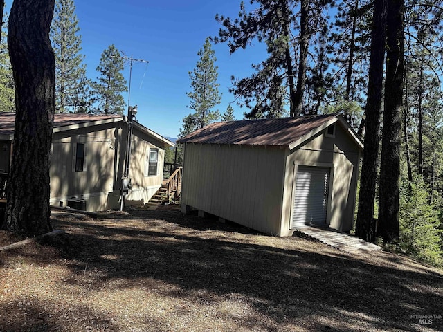 exterior space featuring an outbuilding