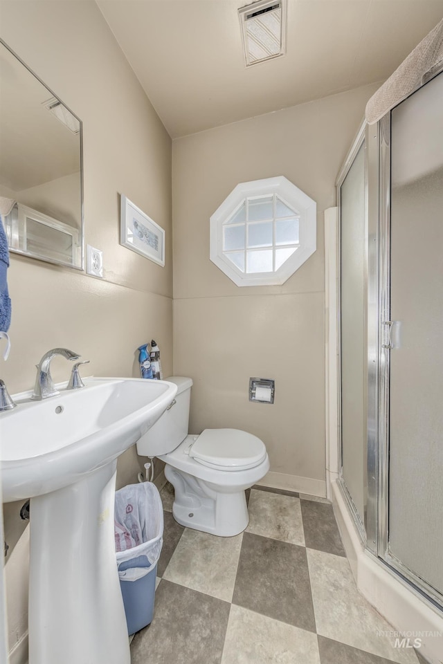 2371 SW 2nd Ave, Ontario, OR 97914 - full bath featuring toilet, a shower stall, and a sink