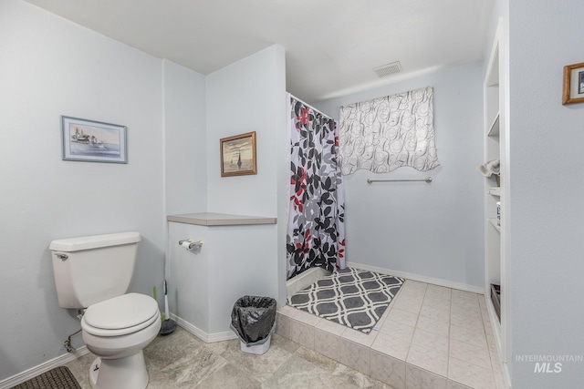 2371 SW 2nd Ave, Ontario, OR 97914 - bathroom featuring toilet, a shower with curtain, and baseboards