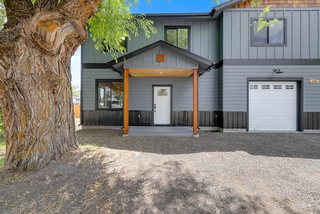 view of front facade featuring a garage