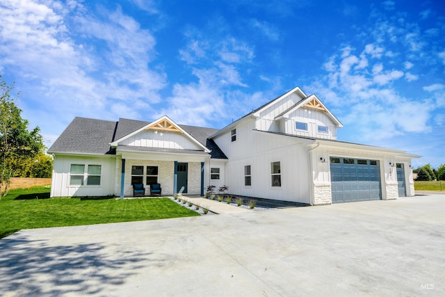 view of front facade featuring a garage and a front yard