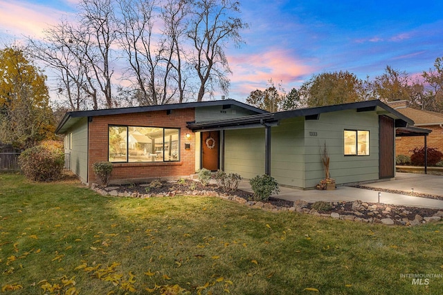 view of front of house featuring a lawn