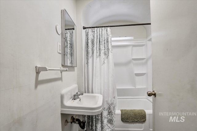 202E 2nd St, Shoshone, ID 83352 - full bath featuring shower / bath combination with curtain and a sink