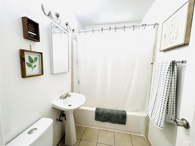 1126 12th St, Clarkston, WA 99403 - bathroom featuring tile patterned flooring, toilet, and shower / bath combo with shower curtain
