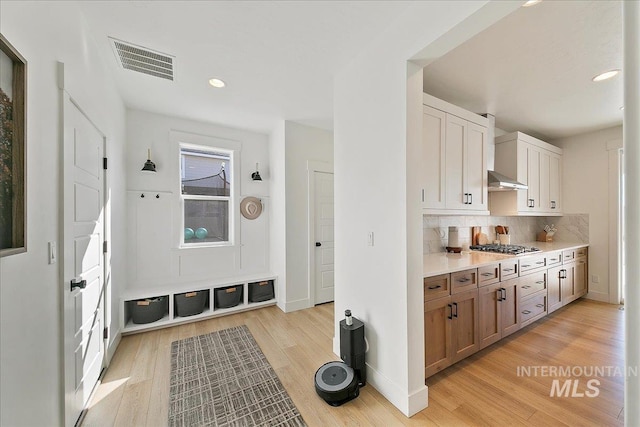 interior space with light wood-type flooring, baseboards, visible vents, and recessed lighting