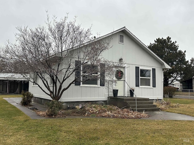 view of front of house featuring a front yard