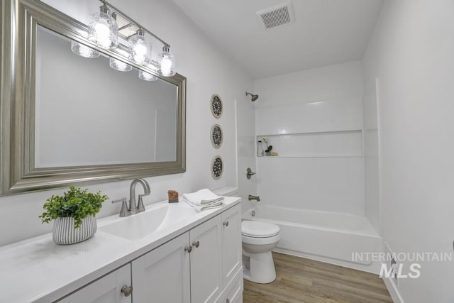 357 Pierce St, Twin Falls, ID 83301 - bathroom featuring toilet, vanity, bathtub / shower combination, and wood finished floors