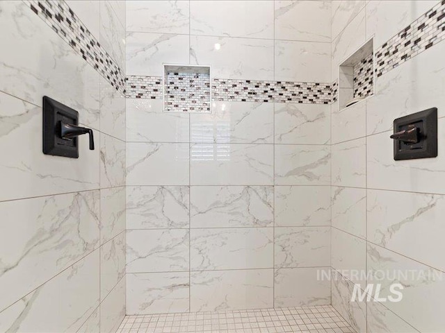 full bathroom featuring tiled shower