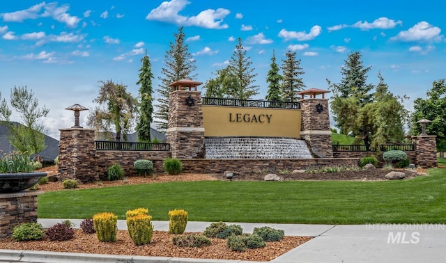 community sign with a yard