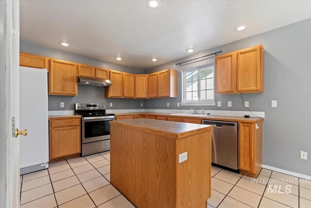 1600 Peregrine, Mountain Home, ID 83647 - kitchen featuring stainless steel appliances, under cabinet range hood, a sink, a kitchen island, and recessed lighting