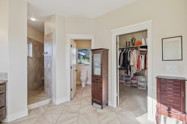 2466 Brooks Dr, Fruitland, ID 83619 - full bathroom with a walk in shower, toilet, vanity, a walk in closet, and baseboards