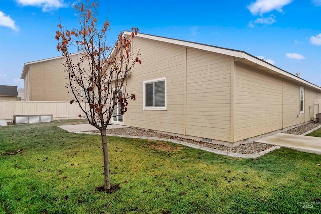 view of side of property featuring a lawn