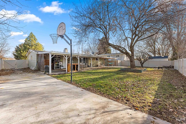 view of front of property with a front lawn