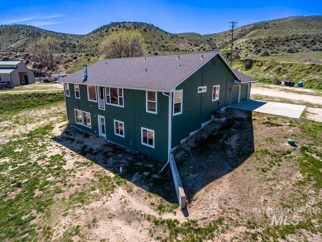 birds eye view of property featuring a mountain view