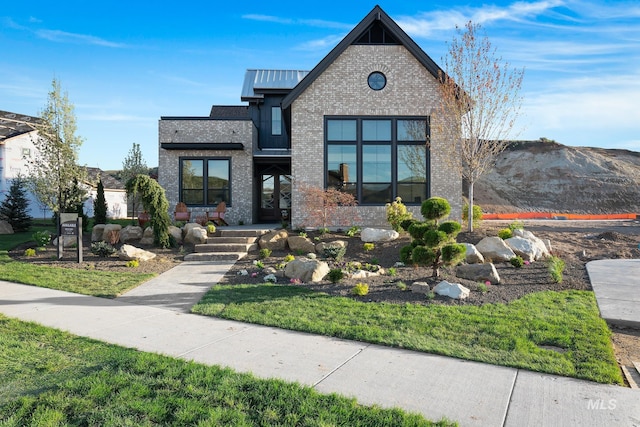 view of front of house with a front yard