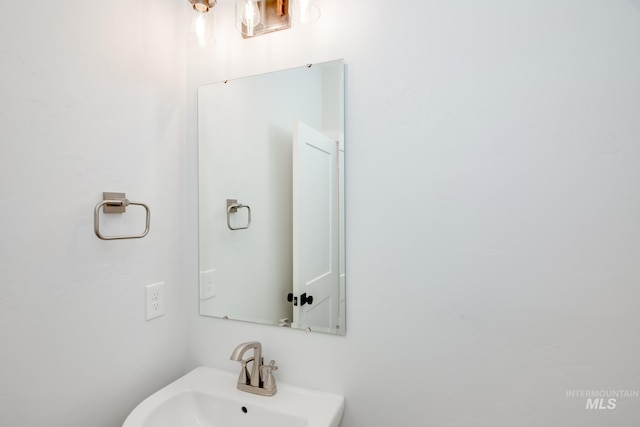 bathroom featuring sink