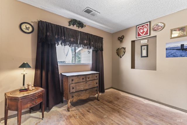 19550 Whitecap Ct, Wilder, ID 83676 - living area with a textured ceiling, wood finished floors, and baseboards
