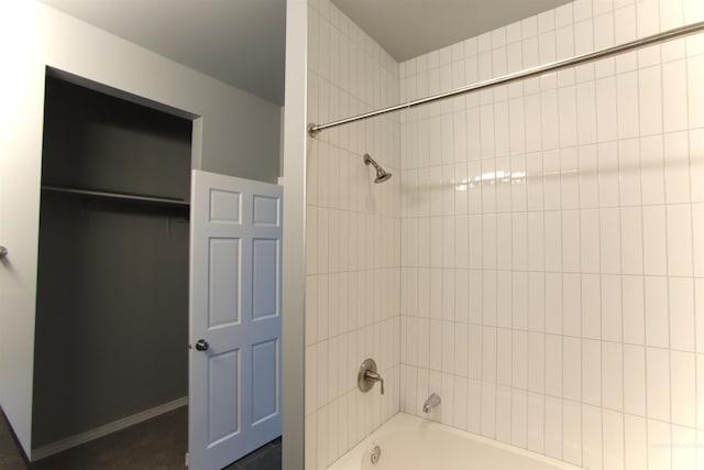 bathroom with tiled shower / bath