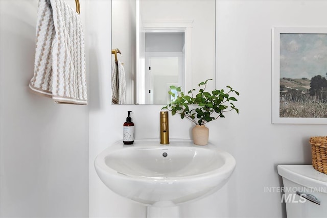 bathroom featuring toilet and sink