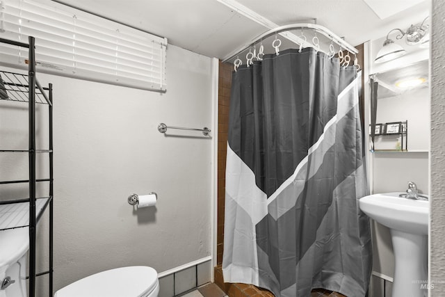 full bath with curtained shower and toilet