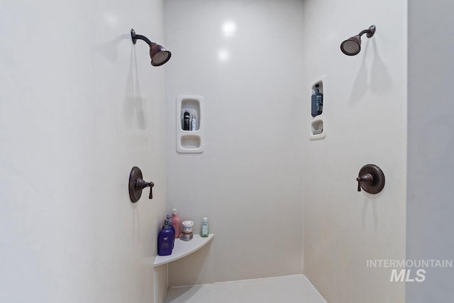 bathroom featuring a tile shower