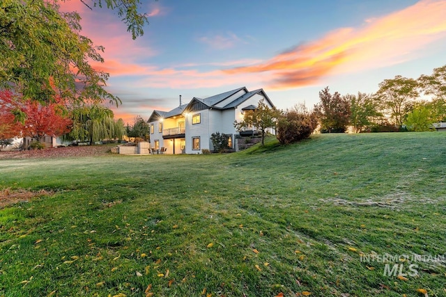 view of yard at dusk