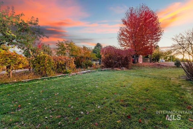 view of yard at dusk