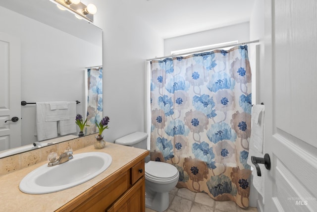 full bath featuring toilet, vanity, and a shower with shower curtain