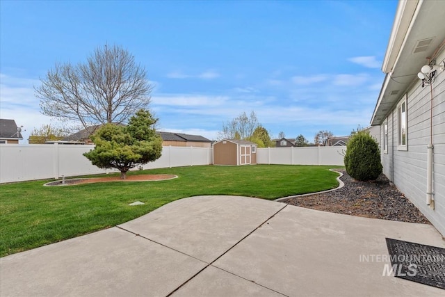 view of yard featuring a storage shed, a fenced backyard, an outdoor structure, and a patio