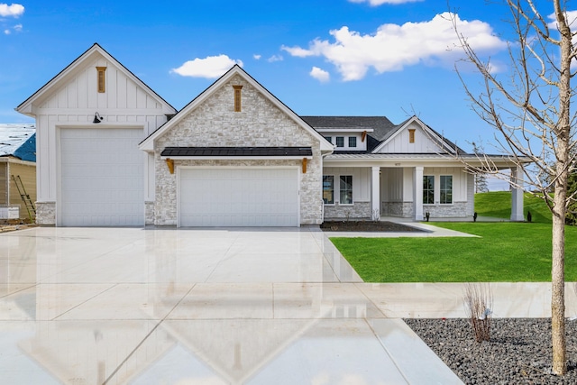 view of front facade featuring a garage and a front yard