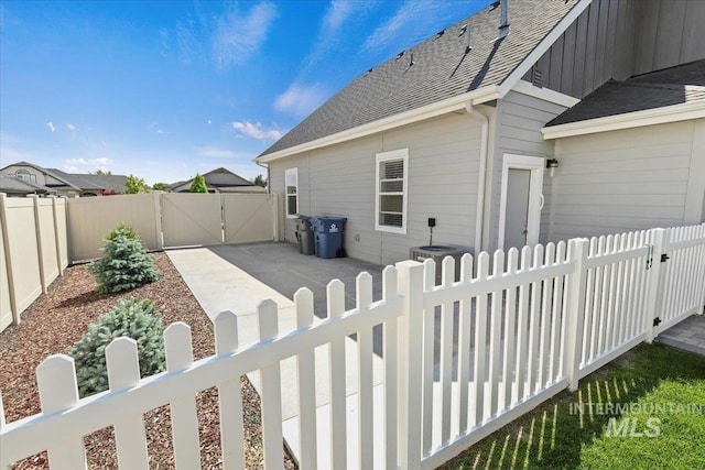13958 Levendi Ct, Caldwell, ID 83607 - fenced front yard with a gate and a patio area